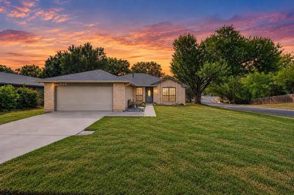 806 Creekside Drive, Euless, TX 76040