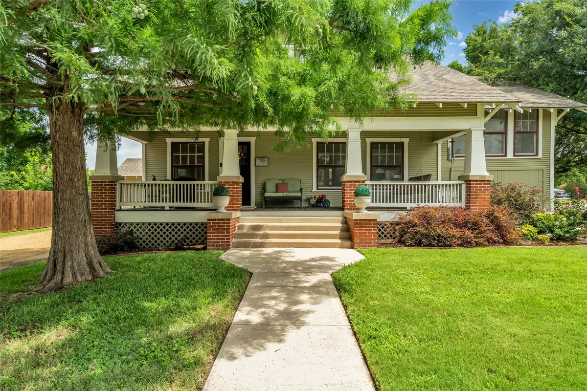 300 W College Street, Grapevine, TX 76051 - #1