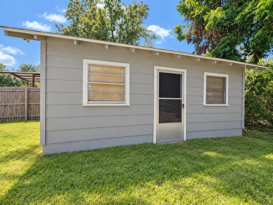 224 E 9th Street, Bonham, TX 75418 - #3