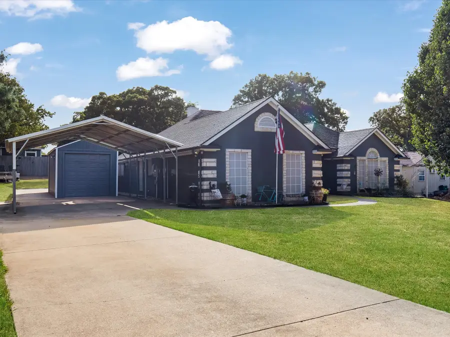 102 Oakwood Place, Joshua, TX 76058 - #2