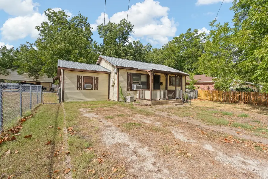 706 W Lone Star Avenue, Cleburne, TX 76033 - #2