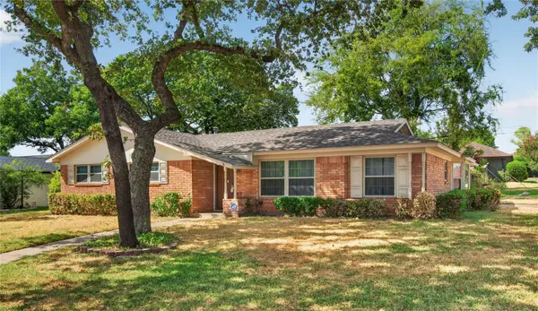520 Circleview Drive N, Hurst, TX 76054