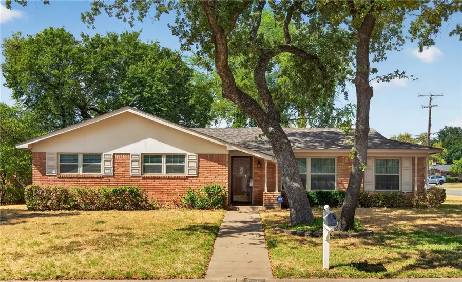 520 Circleview Drive N, Hurst, TX 76054 - #2