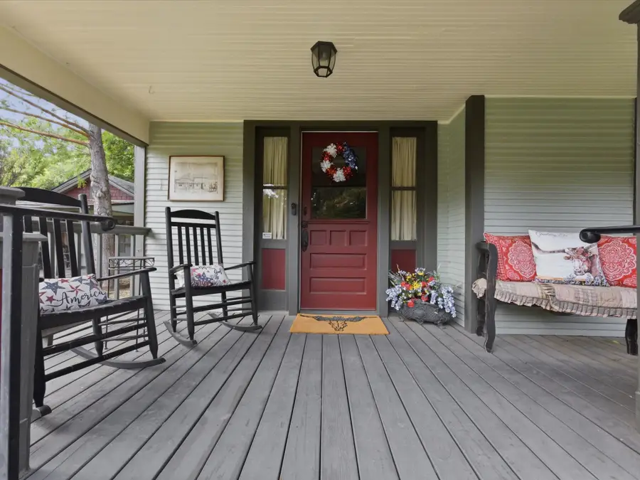 322 W Bridge Street, Granbury, TX 76048 - #2