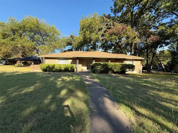 301 Lakewood Drive, DeSoto, TX 75115