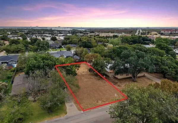 825 E Worth Street, Grapevine, TX 76051