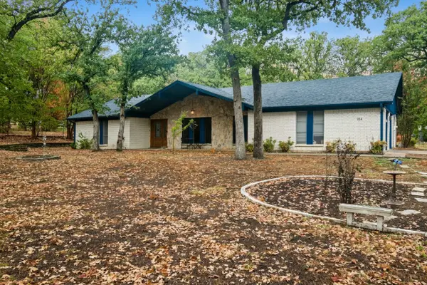 104 Trailwood Court, Burleson, TX 76028