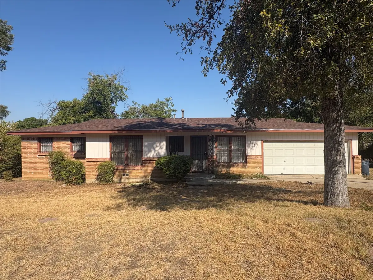 2121 Kingsdale Drive, Fort Worth, TX 76119 - #1