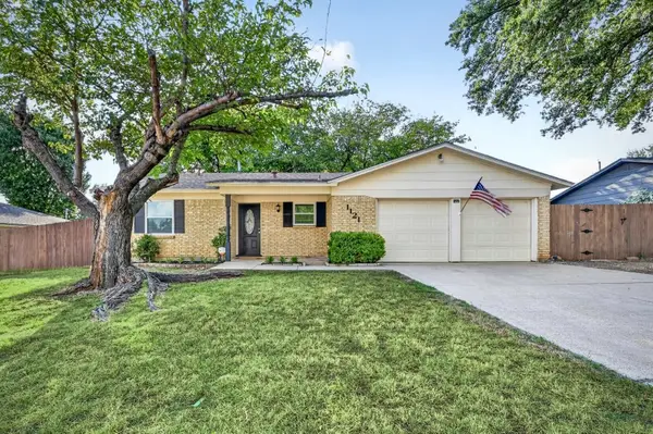 1121 Greendale Drive, Bedford, TX 76022