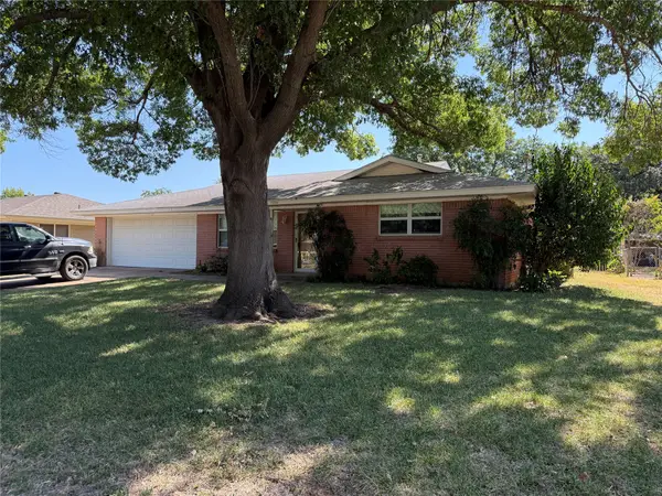 1221 Wade Hampton Street, Benbrook, TX 76126
