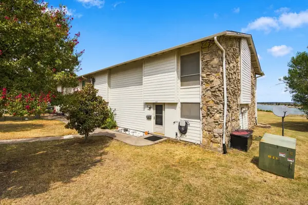 100 Harbor Drive #104, Runaway Bay, TX 76426