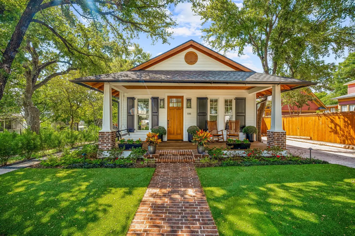 119 W Bluff Street, Granbury, TX 76048 - #1