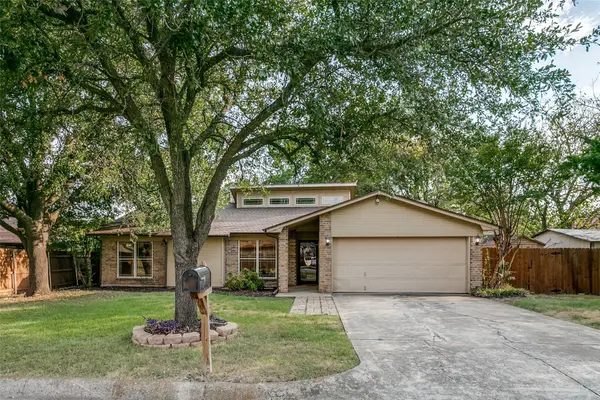 904 Dewey Scott Street, Benbrook, TX 76126