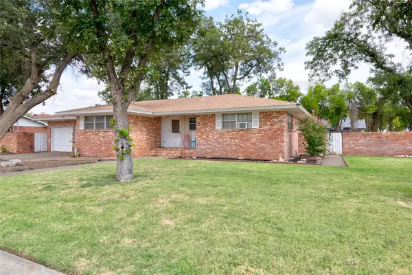 120 N 15th Avenue, Munday, TX 76371