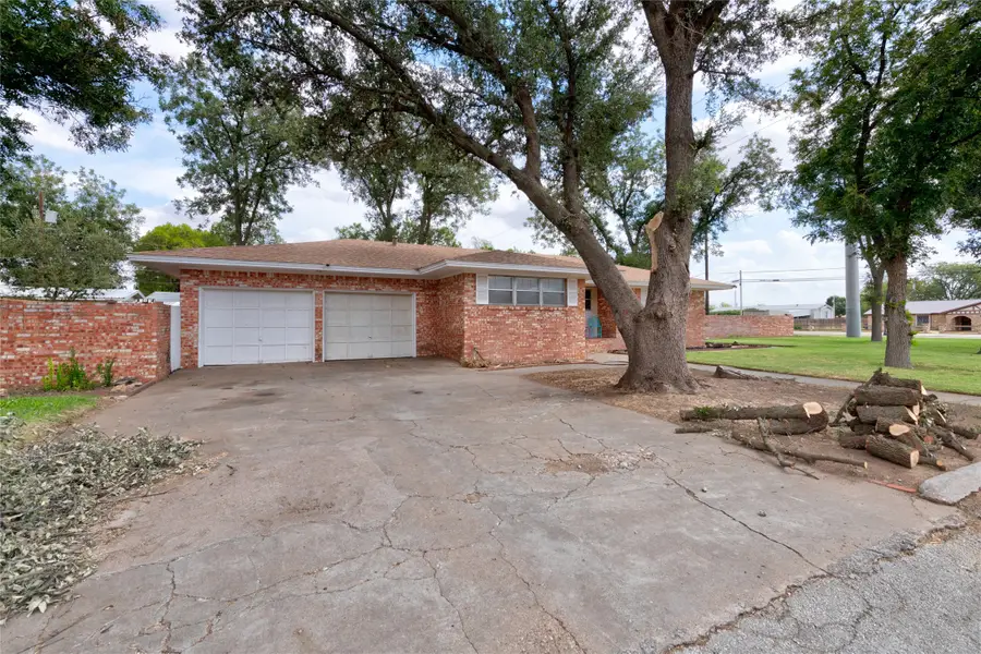 120 N 15th Avenue, Munday, TX 76371 - #2