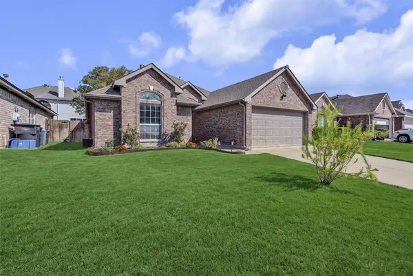 4533 Summerbrook Circle, Fort Worth, TX 76137
