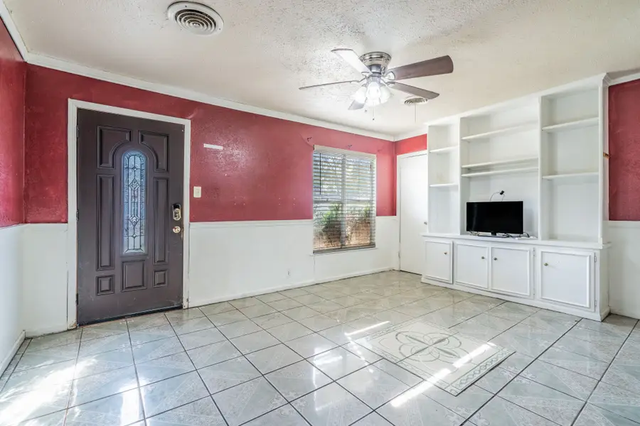 934 Indian Hills Drive, Grand Prairie, TX 75051 - #2