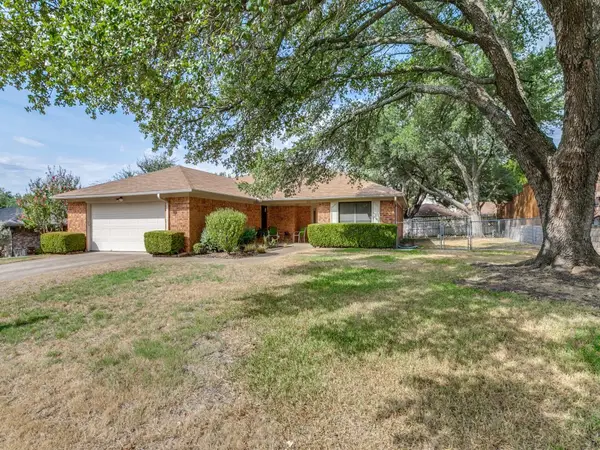 221 Meadowhill Drive, Benbrook, TX 76126