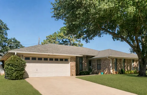 2077 Parkridge Drive, Hurst, TX 76054