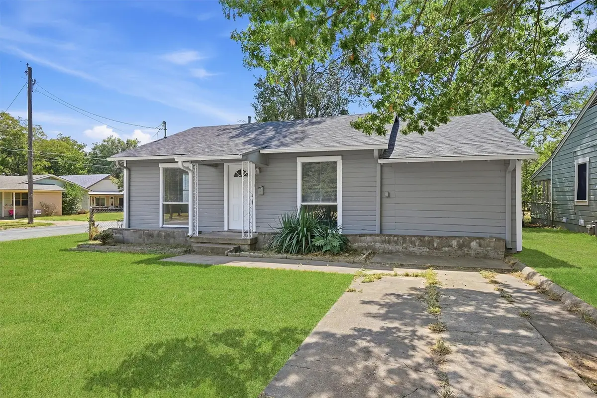 302 W Dexter Street, Sherman, TX 75092 - #1