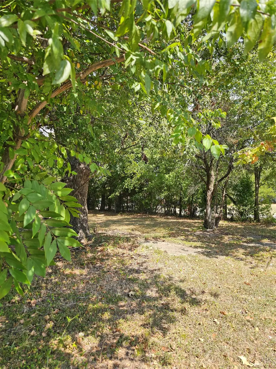 1018 E 8th Avenue, Corsicana, TX 75110 - #2