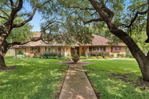 7605 Willowood Court, Fort Worth, TX 76112