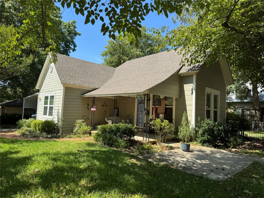 229 E Tennie Street, Gainesville, TX 76240 - #2