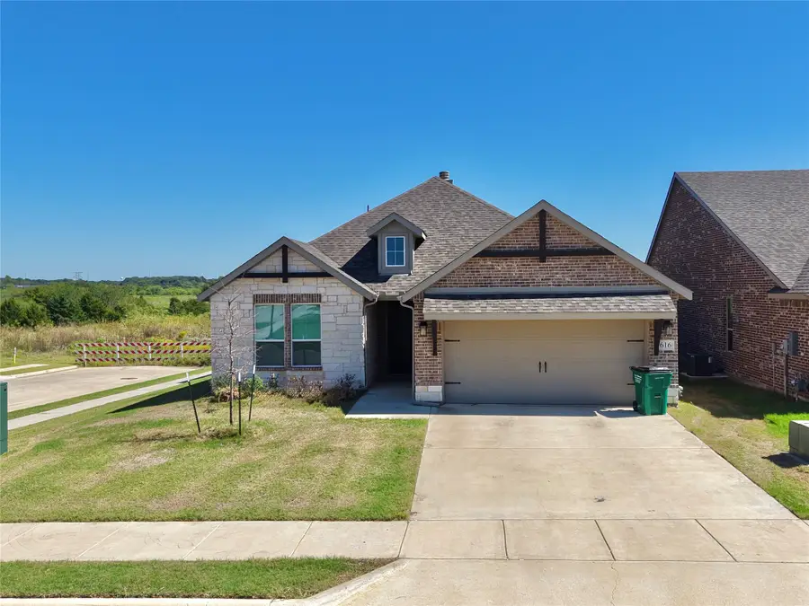 616 Juneau Street, Gainesville, TX 76240 - #2