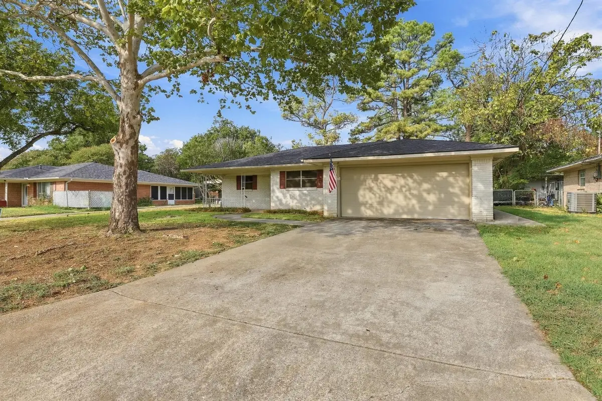 1111 Elmwood Street, Gainesville, TX 76240 - #1