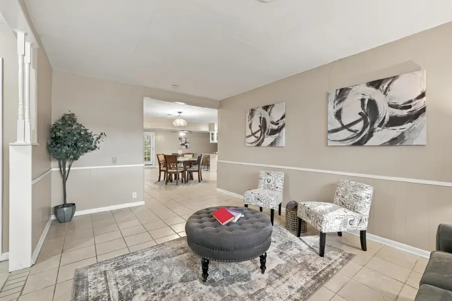 1111 Elmwood Street, Gainesville, TX 76240 - #2