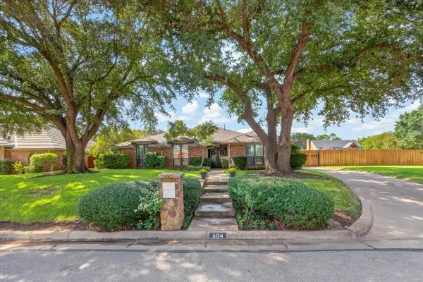 604 Lincoln Court, Arlington, TX 76006
