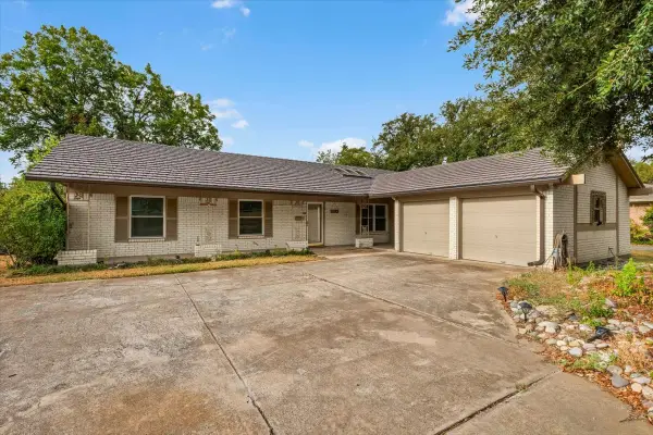 8933 Kincaid Drive, Benbrook, TX 76116