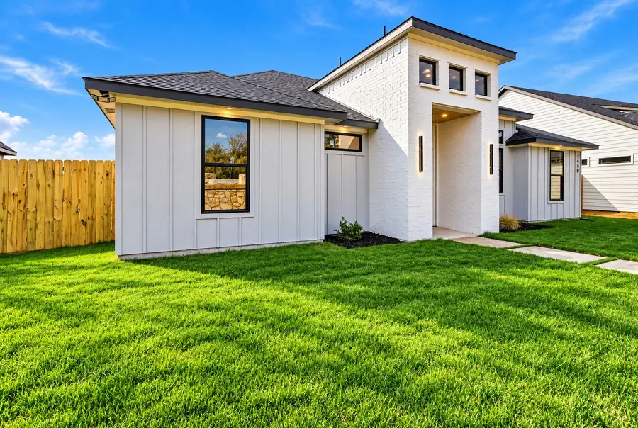 1640 W Wintergreen Road, Lancaster, TX 75134 - #2