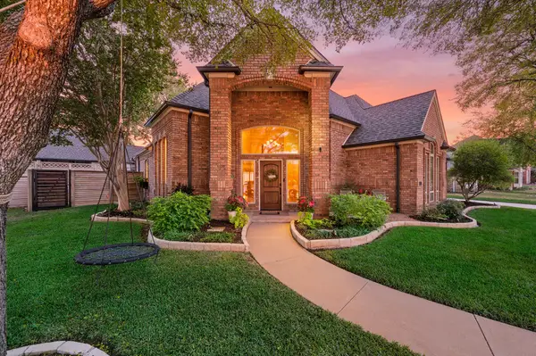 2736 Woodbridge Drive, Hurst, TX 76054