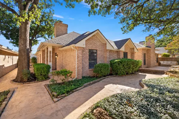 2108 Woodway Drive, Arlington, TX 76017