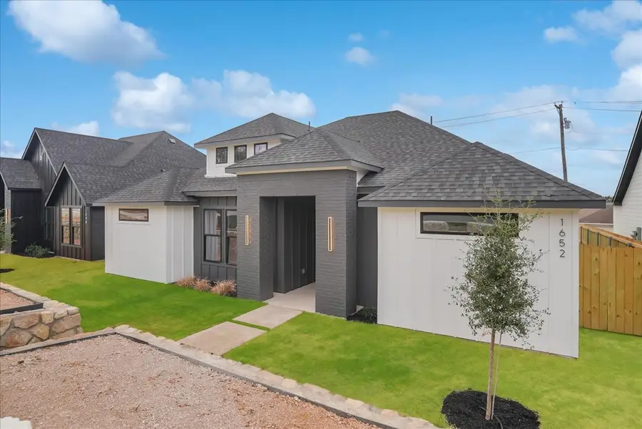 1652 W Wintergreen Road, Lancaster, TX 75134 - #3