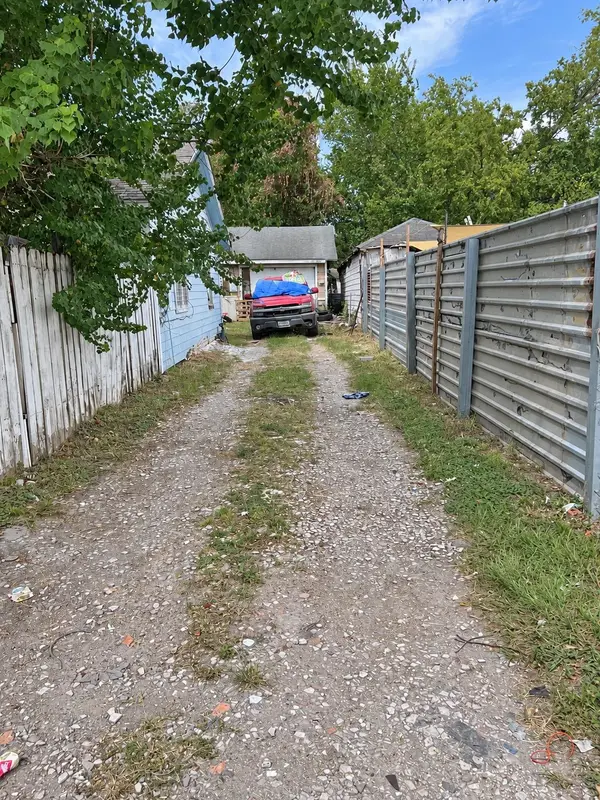 7213 Cowart Street, Houston, TX 77020