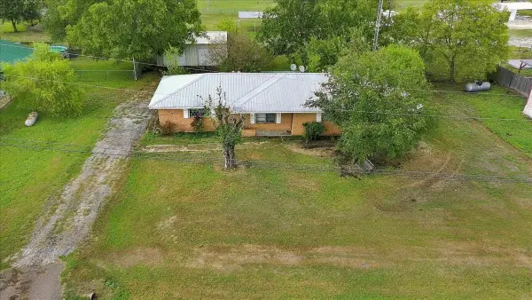 712 N Allyn Avenue E, Mount Calm, TX 76673