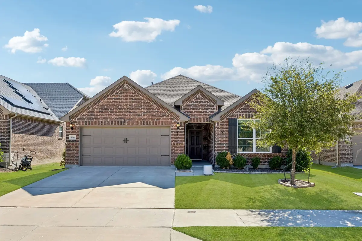 929 Crest Breeze Drive, Fort Worth, TX 76052 - #1