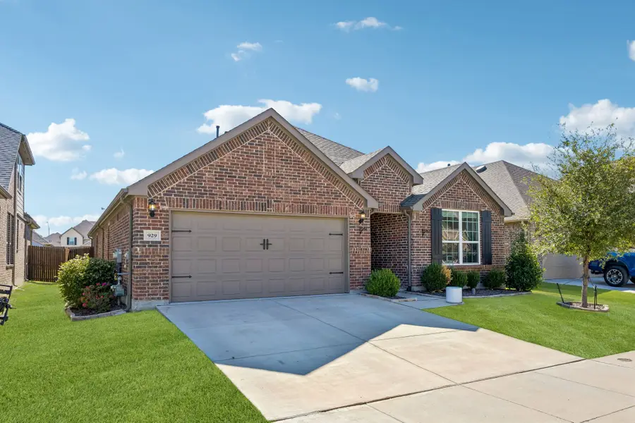 929 Crest Breeze Drive, Fort Worth, TX 76052 - #2