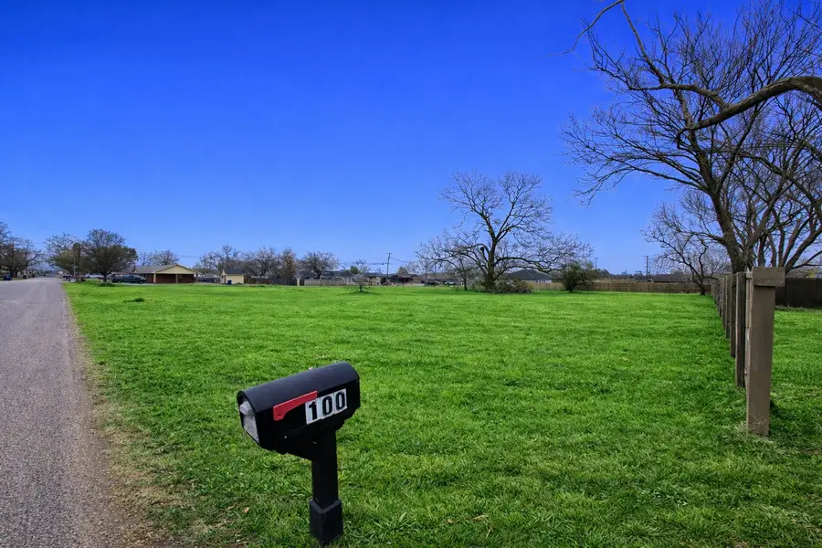 724 E Hughes Street, Collinsville, TX 76233 - #2
