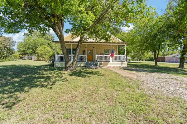 209 E Allen Avenue, Godley, TX 76044