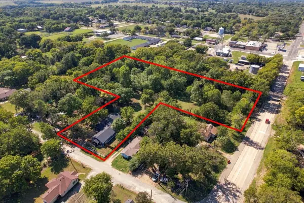 106 S Jernigan Street, Bells, TX 75414