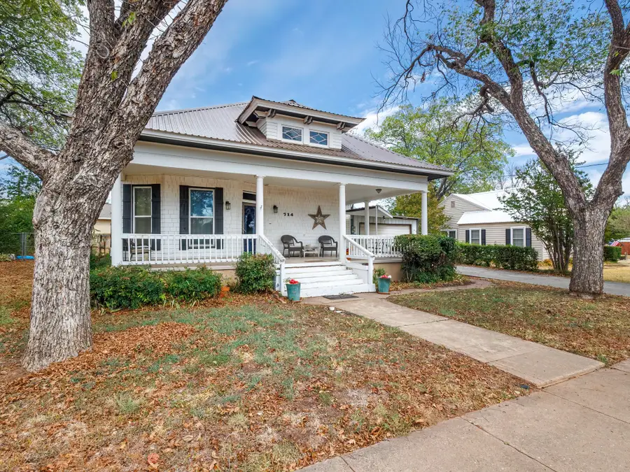 714 W College Avenue, Coleman, TX 76834 - #2