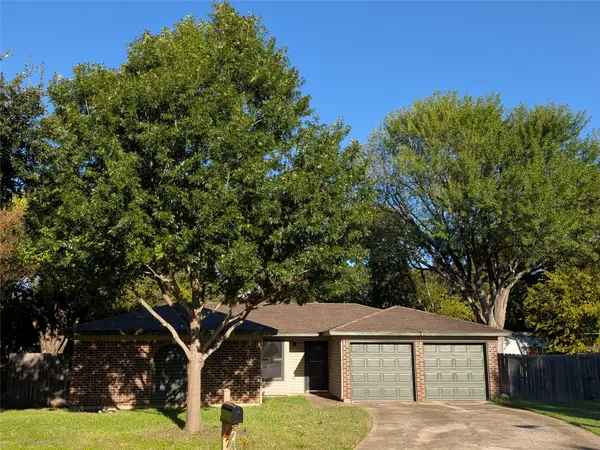 1104 Thistle Court, Benbrook, TX 76126