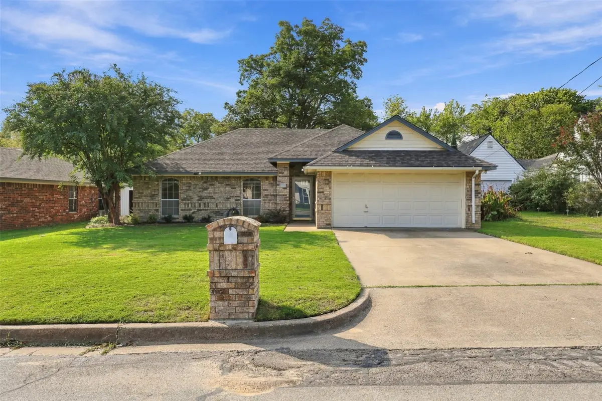 411 W Spring Street, Weatherford, TX 76086 - #1