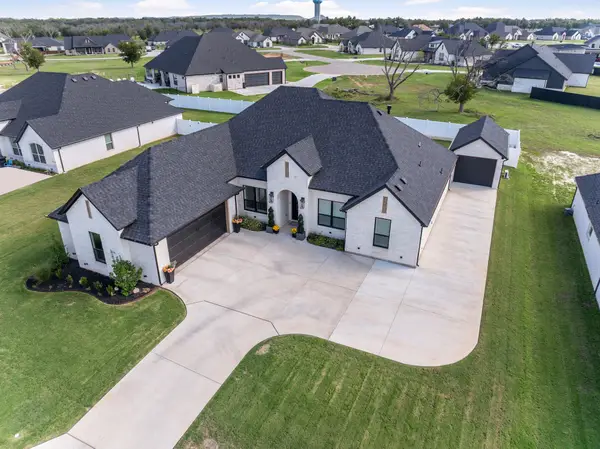 2156 Middlewood Circle, Granbury, TX 76049
