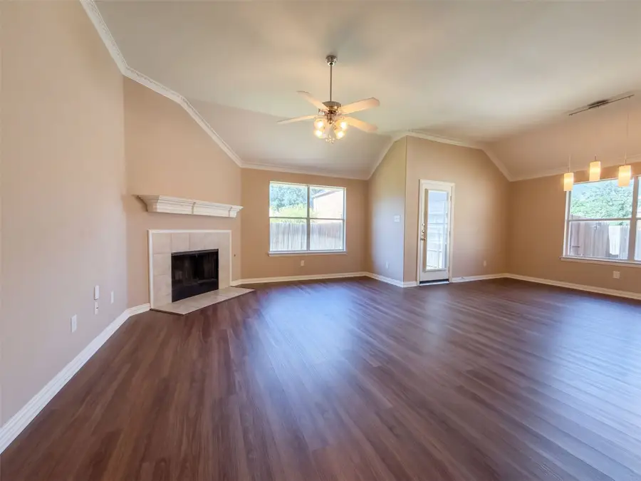 5327 Lake Gardens Drive, Grand Prairie, TX 75052 - #3