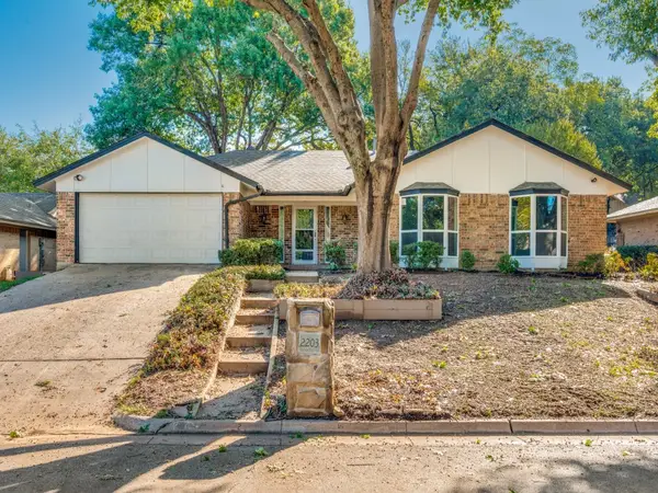 2203 Valleydale Drive, Arlington, TX 76013