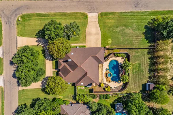 610 Shallow Creek Drive, Oak Leaf, TX 75154